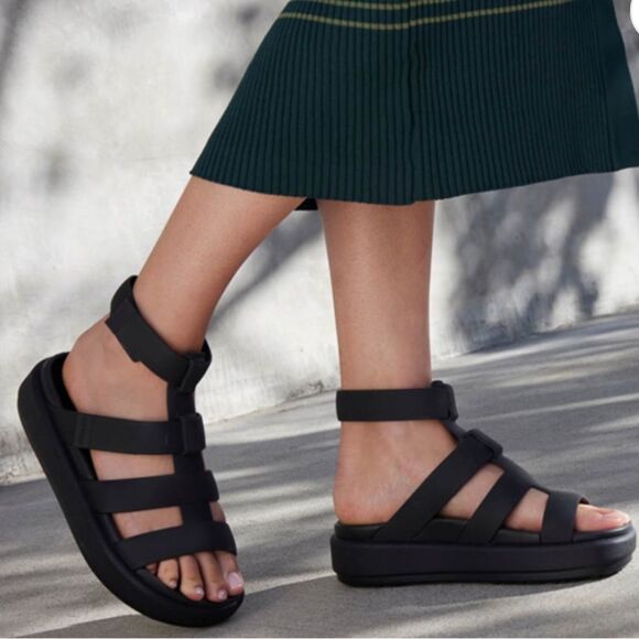 NWT Crocs Brooklyn Luxe Gladiator Sandals Black Women Size 6(MSRP$75) - Picture 1 of 10